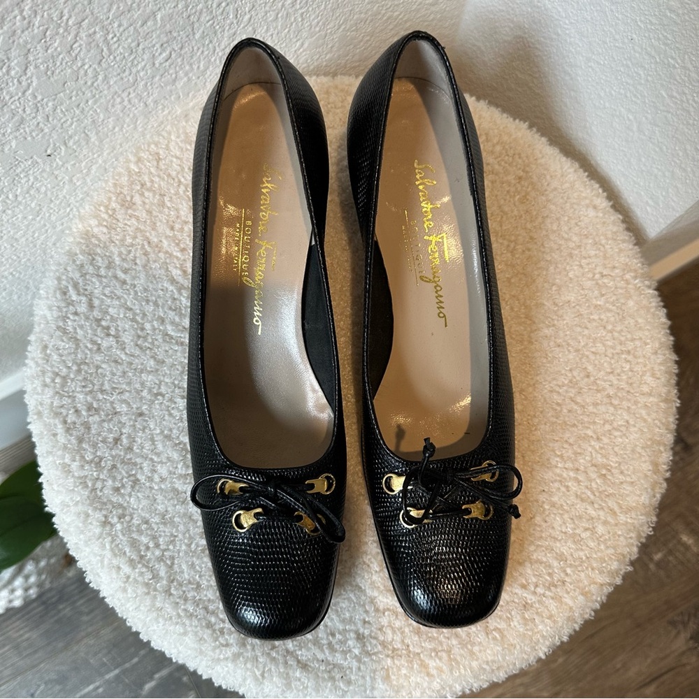 $950 SALVATORE FERRAGAMO Pumps in Caviar Leather with Gold Hardware, Women’s 9